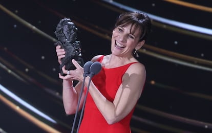 Malena Alterio sujeta el Goya a mejor actriz protagonista por 'Que nadie duerma'.