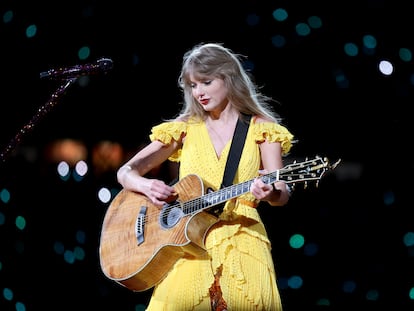 Taylor Swift toca la guitarra durante un concierto en Foxborough (EE UU), el pasado 19 de mayo.