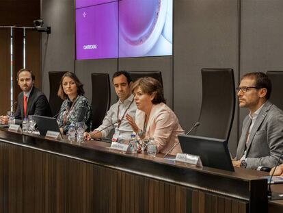 Jorge Monclús, asociado sénior de Cuatrecasas; Laura Gonzalvo, dircom de Securitas Direct; Jaime Valverde, head of social media de Mapfre; Soraya Sáenz de Santamaría, socia de Cuatrecasas; Carlos Relloso, head of digital comms & social media manager de Banco Santander, y Albert Agustinoy, socio de Cuatrecasas.