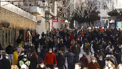 Viandantes en la calle Preciados en Madrid el 30 de diciembre.