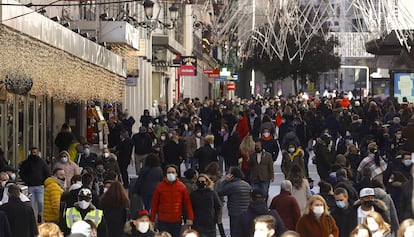 Viandantes en la calle Preciados en Madrid el 30 de diciembre.