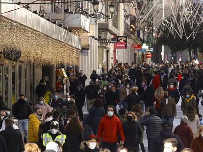 Viandantes en la calle Preciados en Madrid el 30 de diciembre.