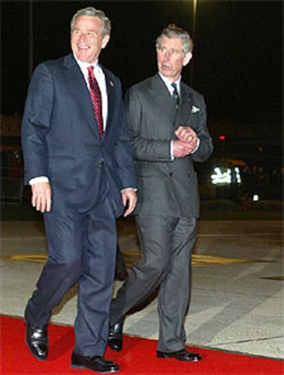 George W. Bush, a su llegada a Londres, junto al príncipe de Gales.