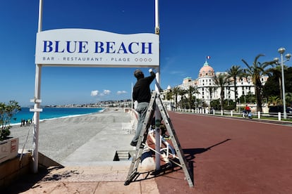 Preparativos para la reapertura de los locales en las playas de Niza (Francia), el 3 de mayo.