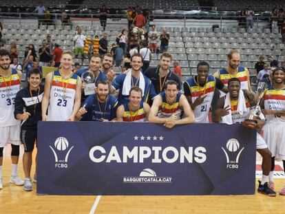 El Andorra celebra el título en la Lliga Catalana.