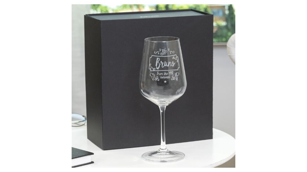 Copa de vino y estuche.