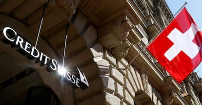 Bandera suiza y logotipo de Credit Suisse en Z&uacute;rich (Suiza).