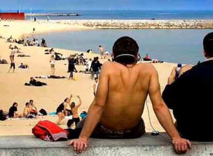 Bañistas en Barcelona ayer al mediodía.