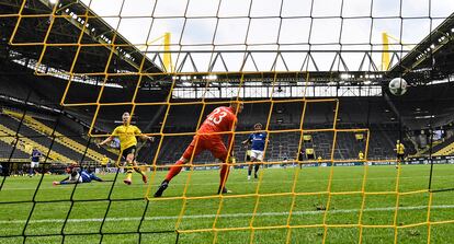 Erling Haaland mete el 1-0 al Schalke.