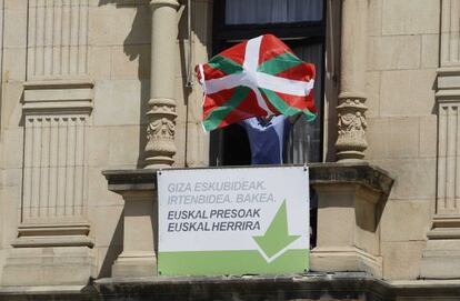 Colocan una ikurriña en el balcón del Ayuntamiento de San Sebastián durante la proclamación de Felipe VI.