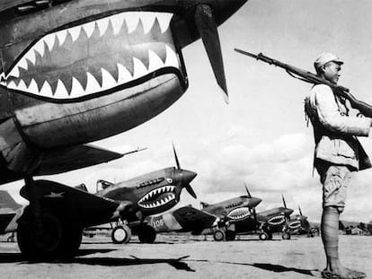 Un centinela japonés monta guardia ante aviones de EE UU capturados.