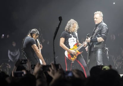 Robert Trujillo, Kirk Hammett y James Hetfield el 5 de febrero de 2018 en el Wizink Center de Madrid, la noche que interpretaron la desacertada versión de Barón Rojo.