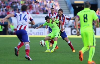 Pedro controla davant Mario Suarez.