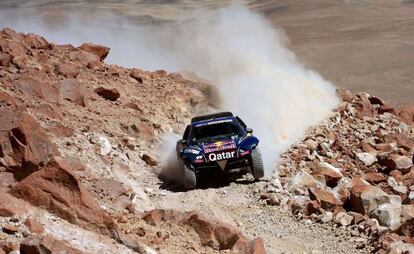 Carlos Sainz, entre las rocas del desierto.