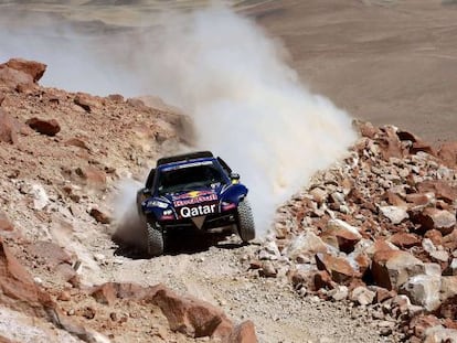 Carlos Sainz, entre las rocas del desierto.