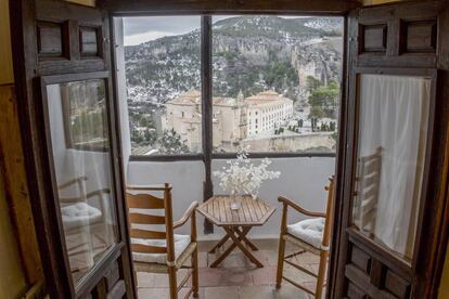 Vista del parador y la hoz del Huécar desde una de las habitaciones de la Posada de San José, en Cuenca.