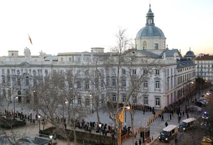 Colas en el exterior del Tribunal Supremo, este martes, a la espera de poder acceder a la primera sesión del juicio del 'procés'.