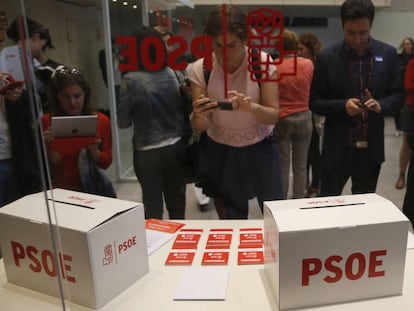Urnas y papeletas de las primarias del PSOE. 