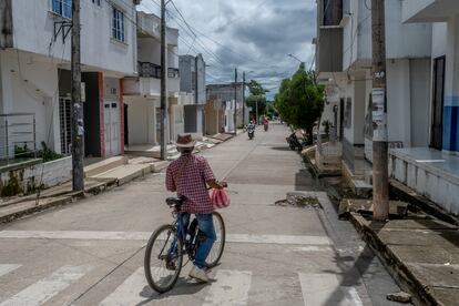 Un hombre en su bicicleta en Sahagún, el 12 de julio de 2023.