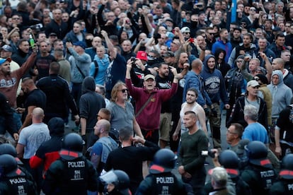 Manifestantes de derecha marchan el 27 de agosto de 2018 en Chemnitz, al este de Alemania, tras la muerte de un ciudadano alemán de 35 años que murió en el hospital después de una "disputa entre varias personas de diferentes nacionalidades", según la policía.