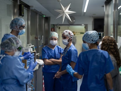 Personal sanitario entre los boxes de la Unidad de Vigilancia Intensiva Respiratoria del Hospital Clínic de Barcelona, el día 17.