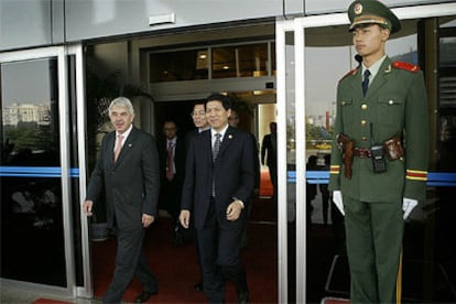 El presidente de la Generalitat, Pasqual Maragall, y el viceministro de Exteriores de China, Li Hui, tras la reunión que ayer mantuvieron en Pekín.