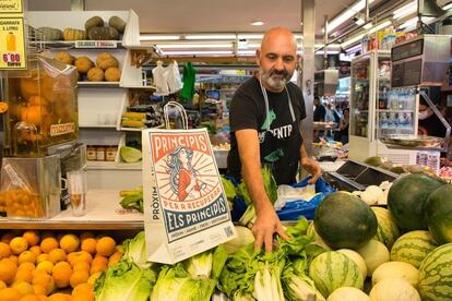 Vendedor en el Mercado Central de València, entidad que se adhiere a la campaña de Confecomerç 'Principios para recuperar los principios'.