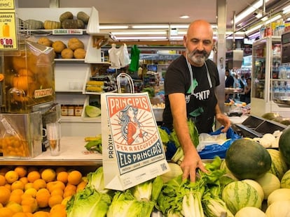 Vendedor en el Mercado Central de València, entidad que se adhiere a la campaña de Confecomerç 'Principios para recuperar los principios'.
