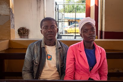 Mustapha y Ruth, en el hospital J. F. Kennedy de Monrovia (Liberia), donde está ingresado su hijo, enfermo de tuberculosis.