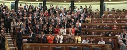 Los diputados socialistas aplauden a Pedro Sánchez después del discurso.