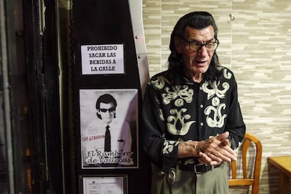 'EL Rumbero', junto a un cartel que anuncia su espectáculo, en un bar de Madrid.