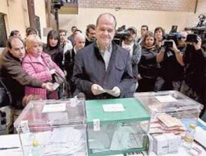 Manuel Chaves logra una nueva mayoría absoluta