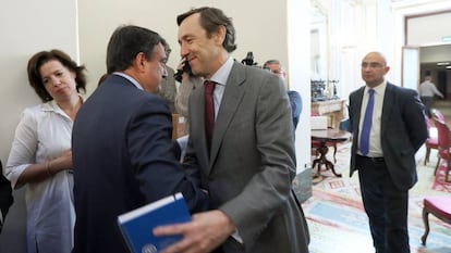 Esteban (PNV) saluda a Hernando (PP) en el Congreso, tras el pacto para los presupuestos.