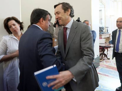 Aitor Esteban (i) saluda a Rafael Hern&aacute;ndo, hoy en el Congreso.