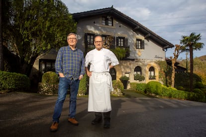 Hilario (derecha) y Eusebio Arbelaitz, ante el caserío Garbuno de Oiartzun (Gipuzkoa), donde se encuentra el restaurante Zuberoa.