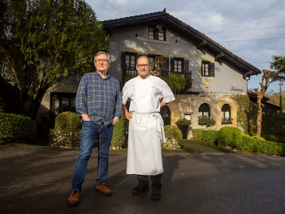 Hilario (derecha) y Eusebio Arbelaitz, ante el caserío Garbuno de Oiartzun (Gipuzkoa), donde se encuentra el restaurante Zuberoa.