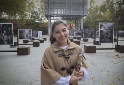 El viento azota Palencia y desvía la trayectoria de las nubes, entre las que aparece algún tímido rayo de sol. Marta Campo, de 22 años, volverá a votar al PP una vez que Casado ha abandonado la “derechización”. El grupo popular debe aspirar a liderar el centroderecha, afirma, porque Vox es demasiado duro en la extrema derecha.