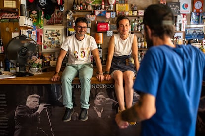 Fran Prada y Andrea López, dueños del bar El Sitio de mi Recreo, en Priaranza del Bierzo (León).    
