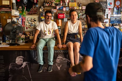 Fran Prada y Andrea López, dueños del bar El Sitio de mi Recreo, en Priaranza del Bierzo (León).