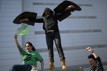 Miembros de la Plataforma de Afectados por la Hipoteca (PAH) durante una protesta ante una oficina bancaria de La Caixa en El Prat de Llobregat.