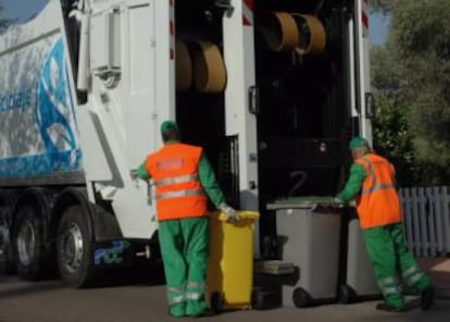 Operarios de FCC introducen en el mismo camión los residuos plásticos y los orgánicos en la localidad madrileña de Pozuelo gracias a un sistema de separación de los mismos.