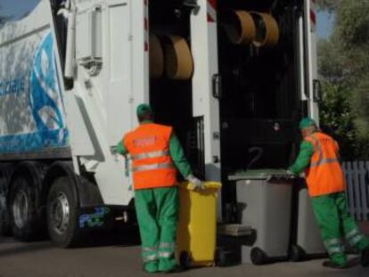 Operarios de FCC introducen en el mismo camión los residuos plásticos y los orgánicos en la localidad madrileña de Pozuelo gracias a un sistema de separación de los mismos.