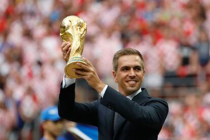 O ex-capitão alemão Philipp Lahm posa com o troféu da Copa do Mundo FIFA.
