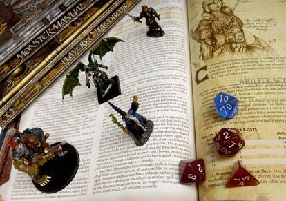 Figurines y dados del popular juego de rol, Dungeons&Dragons