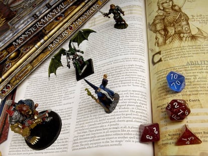 Figurines y dados del popular juego de rol, Dungeons&Dragons