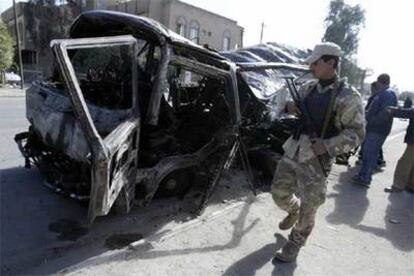 Así ha quedado el microbús que ha explotado en el barrio de Kademiya, en Bagdad.