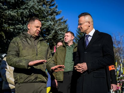 Andrii Yermak, jefe de gabinete de la presidencia ucrania (izquierda), y el ministro de Exteriores húngaro, Peter Szijjarto, este lunes en Úzhgorod.