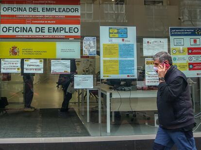 Una persona pasa por delante de una Oficina de Empleo ubicada en la capital, en Madrid, (España), a 28 de enero de 2021.