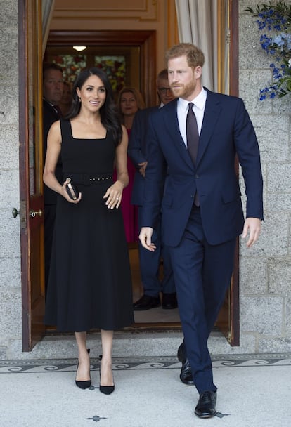 Meghan Markle, vestida de Emilia Wickstead, la diseñadora que acusó de plagio a Givenchy al ver el traje de novia de la ahora esposa de Enrique de Inglaterra.