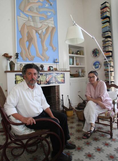 Gaetano Pisano y Blandine Pellet, en su estudio de pintura de Palafrugell (Girona).